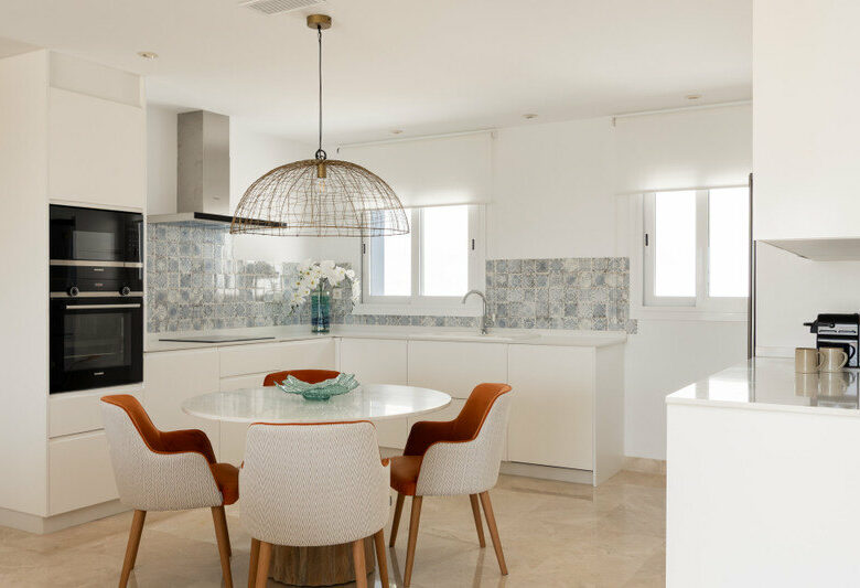 FOR SALE 🏡 Two-Bedroom Penthouse with 100 m² Private Rooftop Solarium and Rental Licence – El Paraíso, Benahavís 🇪🇸