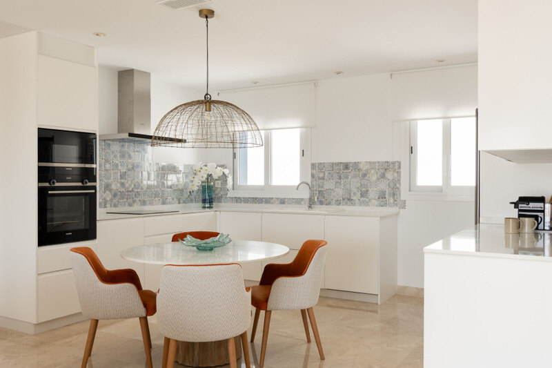 FOR SALE 🏡 Two-Bedroom Penthouse with 100 m² Private Rooftop Solarium and Rental Licence – El Paraíso, Benahavís 🇪🇸