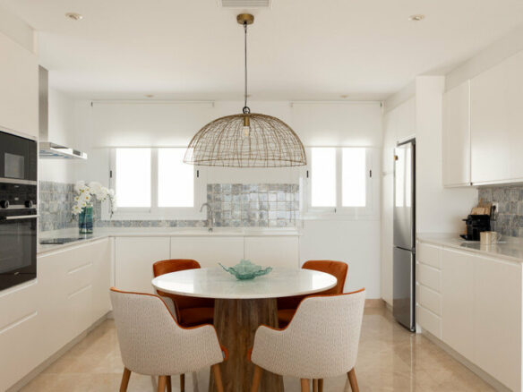 FOR SALE 🏡 Two-Bedroom Penthouse with 100 m² Private Rooftop Solarium and Rental Licence – El Paraíso, Benahavís 🇪🇸