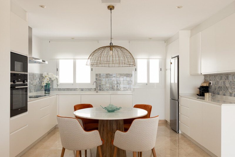 FOR SALE 🏡 Two-Bedroom Penthouse with 100 m² Private Rooftop Solarium and Rental Licence – El Paraíso, Benahavís 🇪🇸