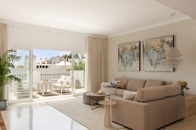 FOR SALE 🏡 Two-Bedroom Penthouse with 100 m² Private Rooftop Solarium and Rental Licence – El Paraíso, Benahavís 🇪🇸