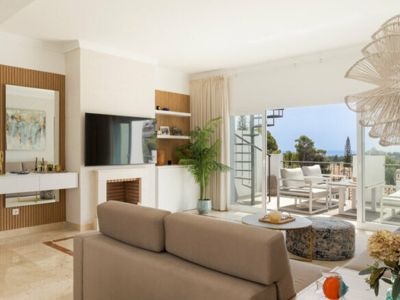 FOR SALE 🏡 Two-Bedroom Penthouse with 100 m² Private Rooftop Solarium and Rental Licence – El Paraíso, Benahavís 🇪🇸