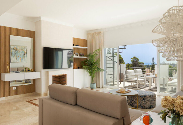 FOR SALE 🏡 Two-Bedroom Penthouse with 100 m² Private Rooftop Solarium and Rental Licence – El Paraíso, Benahavís 🇪🇸