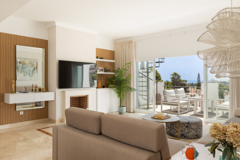 FOR SALE 🏡 Two-Bedroom Penthouse with 100 m² Private Rooftop Solarium and Rental Licence – El Paraíso, Benahavís 🇪🇸