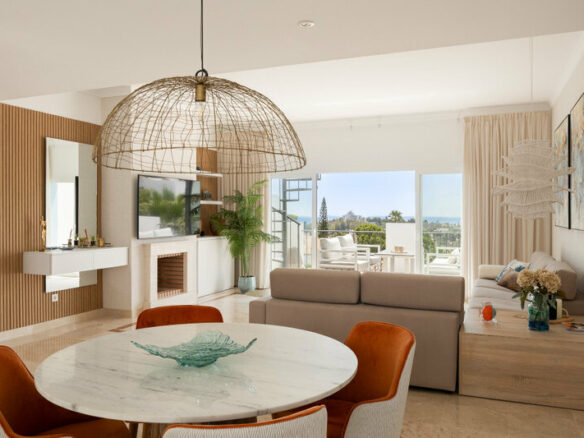 FOR SALE 🏡 Two-Bedroom Penthouse with 100 m² Private Rooftop Solarium and Rental Licence – El Paraíso, Benahavís 🇪🇸
