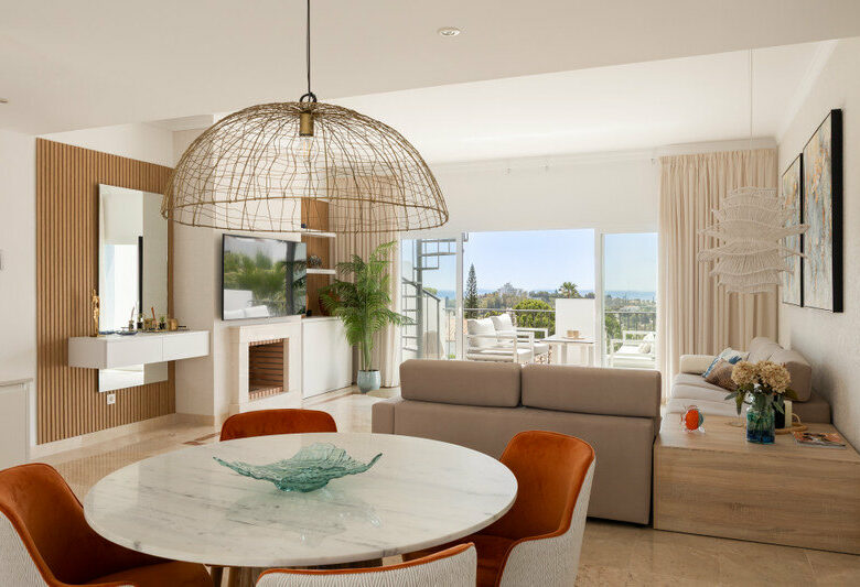FOR SALE 🏡 Two-Bedroom Penthouse with 100 m² Private Rooftop Solarium and Rental Licence – El Paraíso, Benahavís 🇪🇸