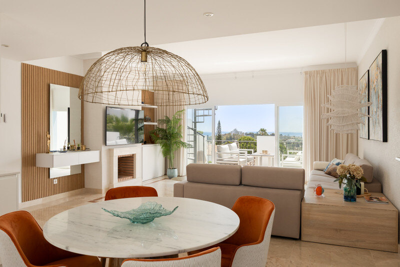FOR SALE 🏡 Two-Bedroom Penthouse with 100 m² Private Rooftop Solarium and Rental Licence – El Paraíso, Benahavís 🇪🇸