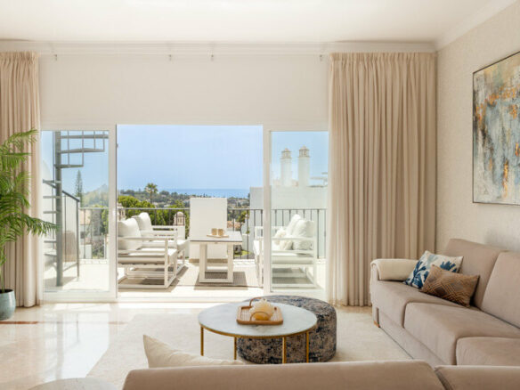 FOR SALE 🏡 Two-Bedroom Penthouse with 100 m² Private Rooftop Solarium and Rental Licence – El Paraíso, Benahavís 🇪🇸