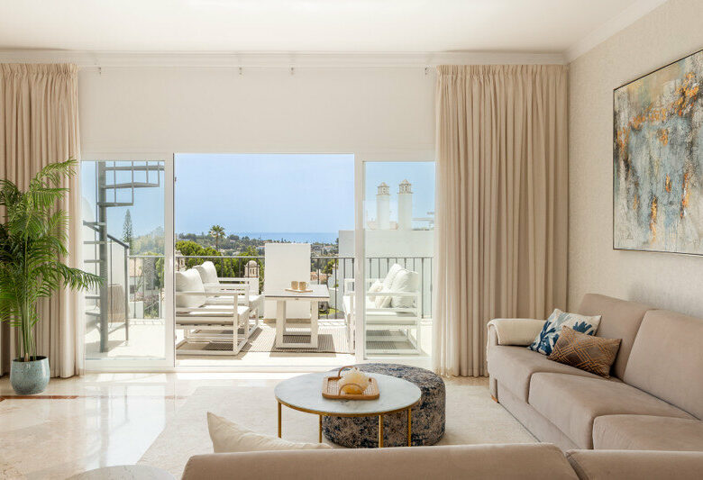 FOR SALE 🏡 Two-Bedroom Penthouse with 100 m² Private Rooftop Solarium and Rental Licence – El Paraíso, Benahavís 🇪🇸