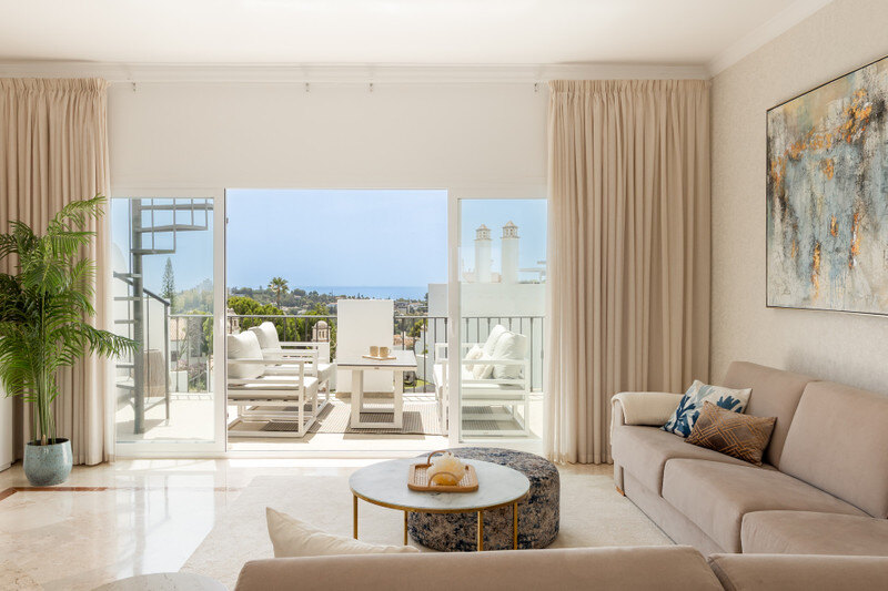 FOR SALE 🏡 Two-Bedroom Penthouse with 100 m² Private Rooftop Solarium and Rental Licence – El Paraíso, Benahavís 🇪🇸