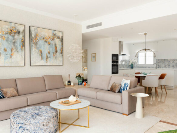 FOR SALE 🏡 Two-Bedroom Penthouse with 100 m² Private Rooftop Solarium and Rental Licence – El Paraíso, Benahavís 🇪🇸