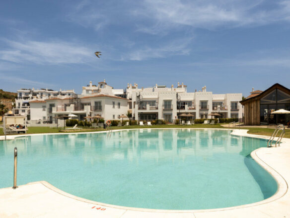 FOR SALE 🏡 Two-Bedroom Penthouse with 100 m² Private Rooftop Solarium and Rental Licence – El Paraíso, Benahavís 🇪🇸
