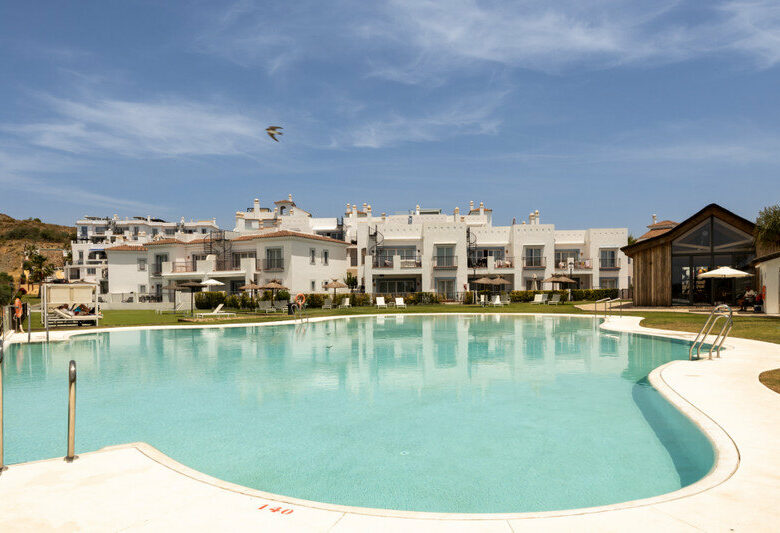 FOR SALE 🏡 Two-Bedroom Penthouse with 100 m² Private Rooftop Solarium and Rental Licence – El Paraíso, Benahavís 🇪🇸