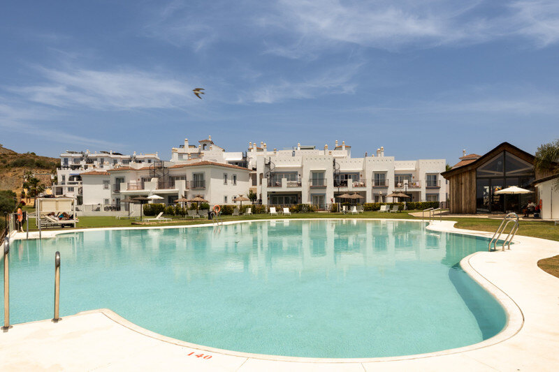 FOR SALE 🏡 Two-Bedroom Penthouse with 100 m² Private Rooftop Solarium and Rental Licence – El Paraíso, Benahavís 🇪🇸