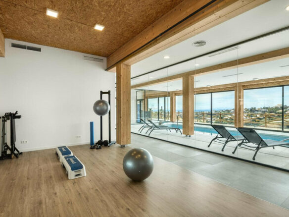 FOR SALE 🏡 Two-Bedroom Penthouse with 100 m² Private Rooftop Solarium and Rental Licence – El Paraíso, Benahavís 🇪🇸