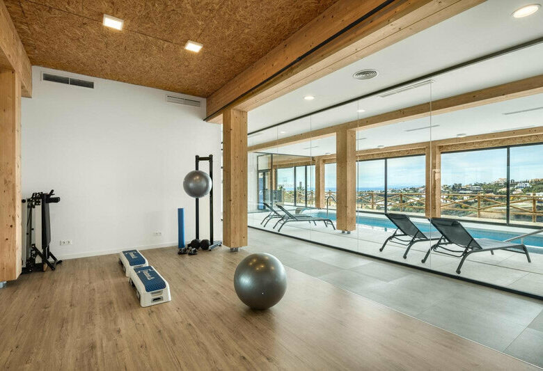 FOR SALE 🏡 Two-Bedroom Penthouse with 100 m² Private Rooftop Solarium and Rental Licence – El Paraíso, Benahavís 🇪🇸