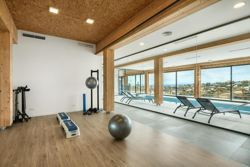FOR SALE 🏡 Two-Bedroom Penthouse with 100 m² Private Rooftop Solarium and Rental Licence – El Paraíso, Benahavís 🇪🇸