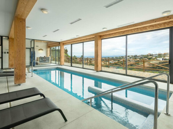FOR SALE 🏡 Two-Bedroom Penthouse with 100 m² Private Rooftop Solarium and Rental Licence – El Paraíso, Benahavís 🇪🇸