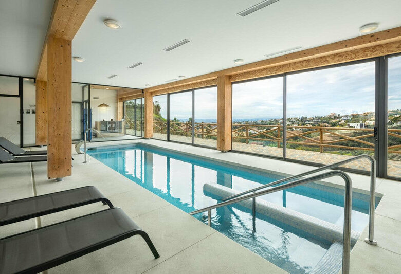 FOR SALE 🏡 Two-Bedroom Penthouse with 100 m² Private Rooftop Solarium and Rental Licence – El Paraíso, Benahavís 🇪🇸