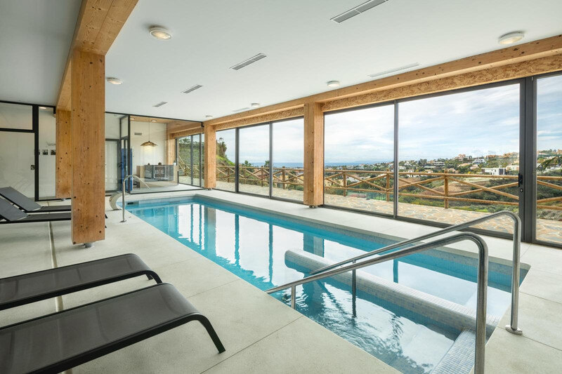 FOR SALE 🏡 Two-Bedroom Penthouse with 100 m² Private Rooftop Solarium and Rental Licence – El Paraíso, Benahavís 🇪🇸