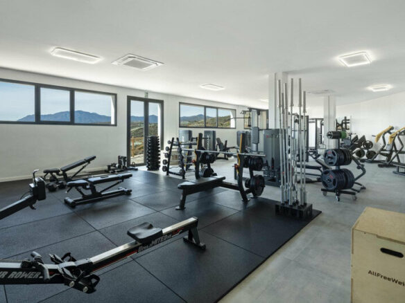 FOR SALE 🏡 Two-Bedroom Penthouse with 100 m² Private Rooftop Solarium and Rental Licence – El Paraíso, Benahavís 🇪🇸