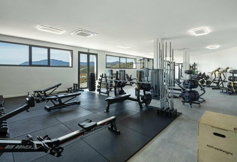 FOR SALE 🏡 Two-Bedroom Penthouse with 100 m² Private Rooftop Solarium and Rental Licence – El Paraíso, Benahavís 🇪🇸
