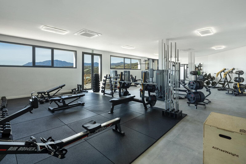 FOR SALE 🏡 Two-Bedroom Penthouse with 100 m² Private Rooftop Solarium and Rental Licence – El Paraíso, Benahavís 🇪🇸