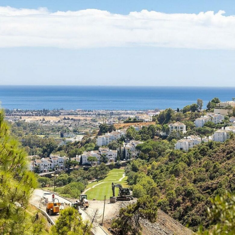 FOR SALE 🏡 Sea-View Building Plot with Licence and Approved Villa Project – El Madroñal, Benahavís 🇪🇸
