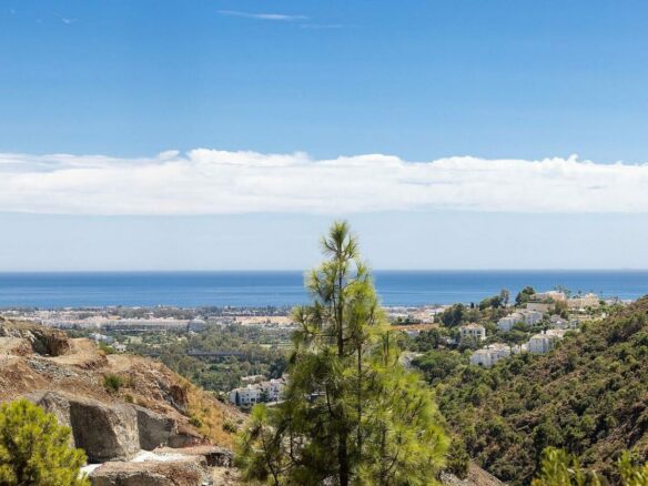 FOR SALE 🏡 Sea-View Building Plot with Licence and Approved Villa Project – El Madroñal, Benahavís 🇪🇸
