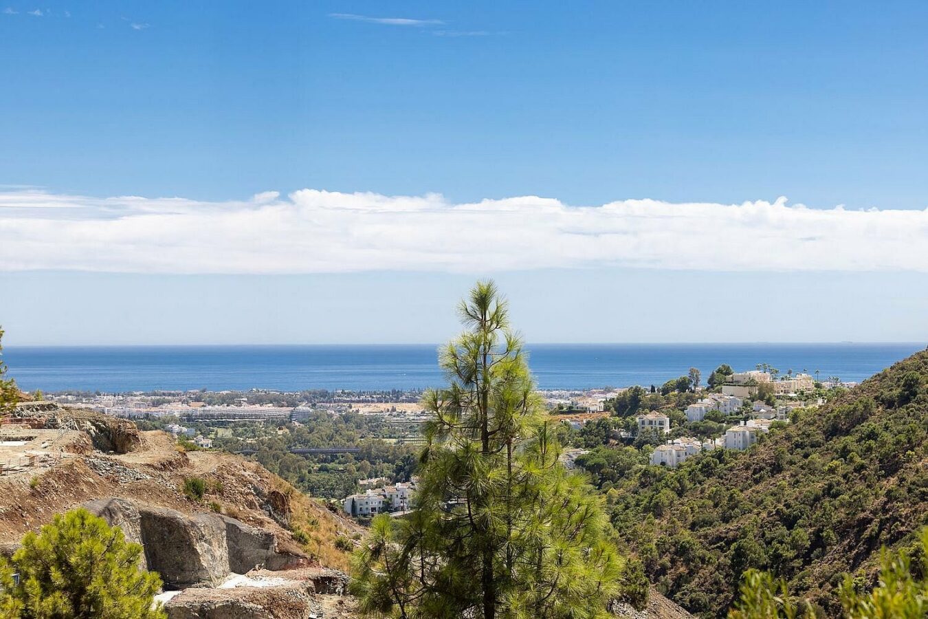 FOR SALE 🏡 Sea-View Building Plot with Licence and Approved Villa Project – El Madroñal, Benahavís 🇪🇸