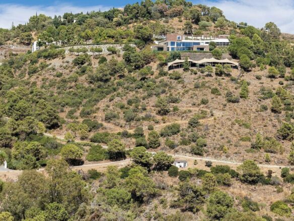 FOR SALE 🏡 Sea-View Building Plot with Licence and Approved Villa Project – El Madroñal, Benahavís 🇪🇸