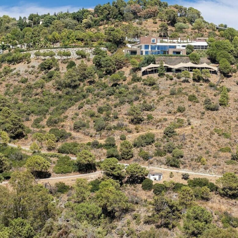 FOR SALE 🏡 Sea-View Building Plot with Licence and Approved Villa Project – El Madroñal, Benahavís 🇪🇸