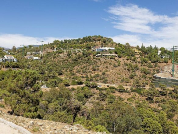 FOR SALE 🏡 Sea-View Building Plot with Licence and Approved Villa Project – El Madroñal, Benahavís 🇪🇸