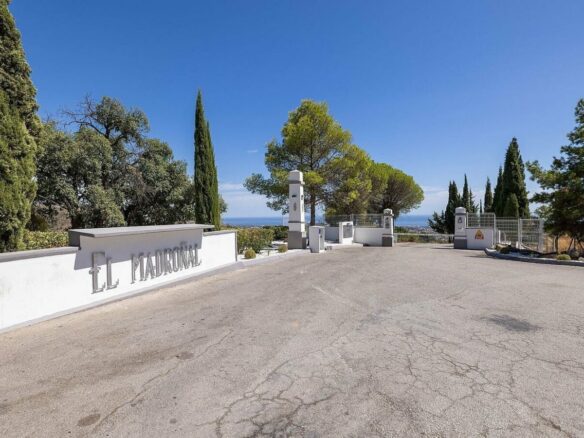 FOR SALE 🏡 Sea-View Building Plot with Licence and Approved Villa Project – El Madroñal, Benahavís 🇪🇸