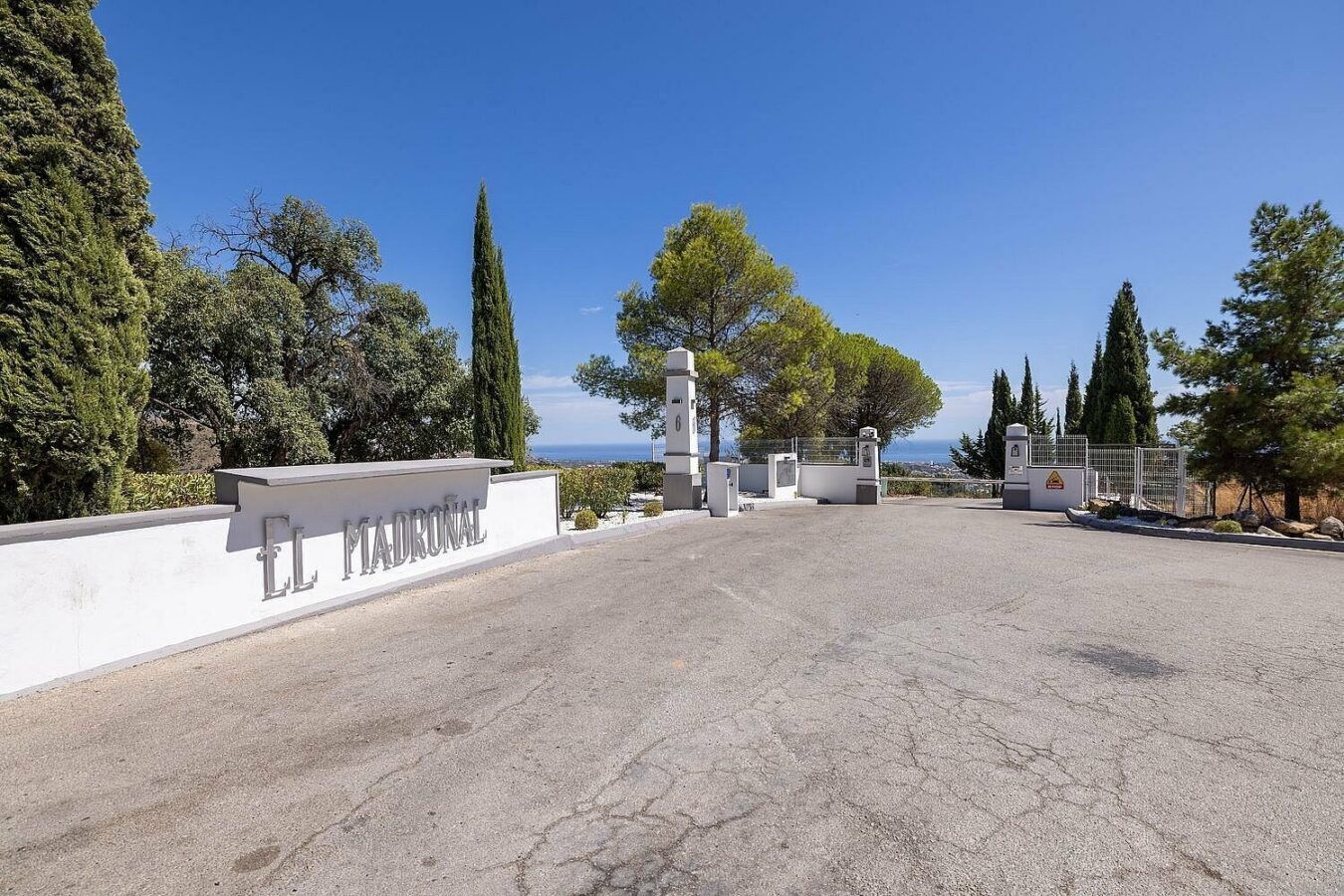 FOR SALE 🏡 Sea-View Building Plot with Licence and Approved Villa Project – El Madroñal, Benahavís 🇪🇸