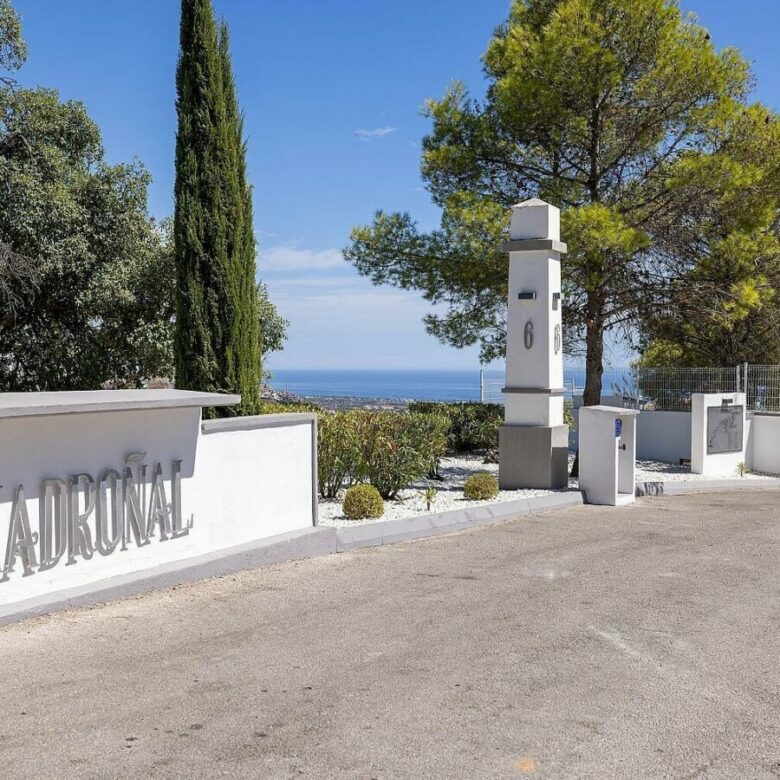 FOR SALE 🏡 Sea-View Building Plot with Licence and Approved Villa Project – El Madroñal, Benahavís 🇪🇸
