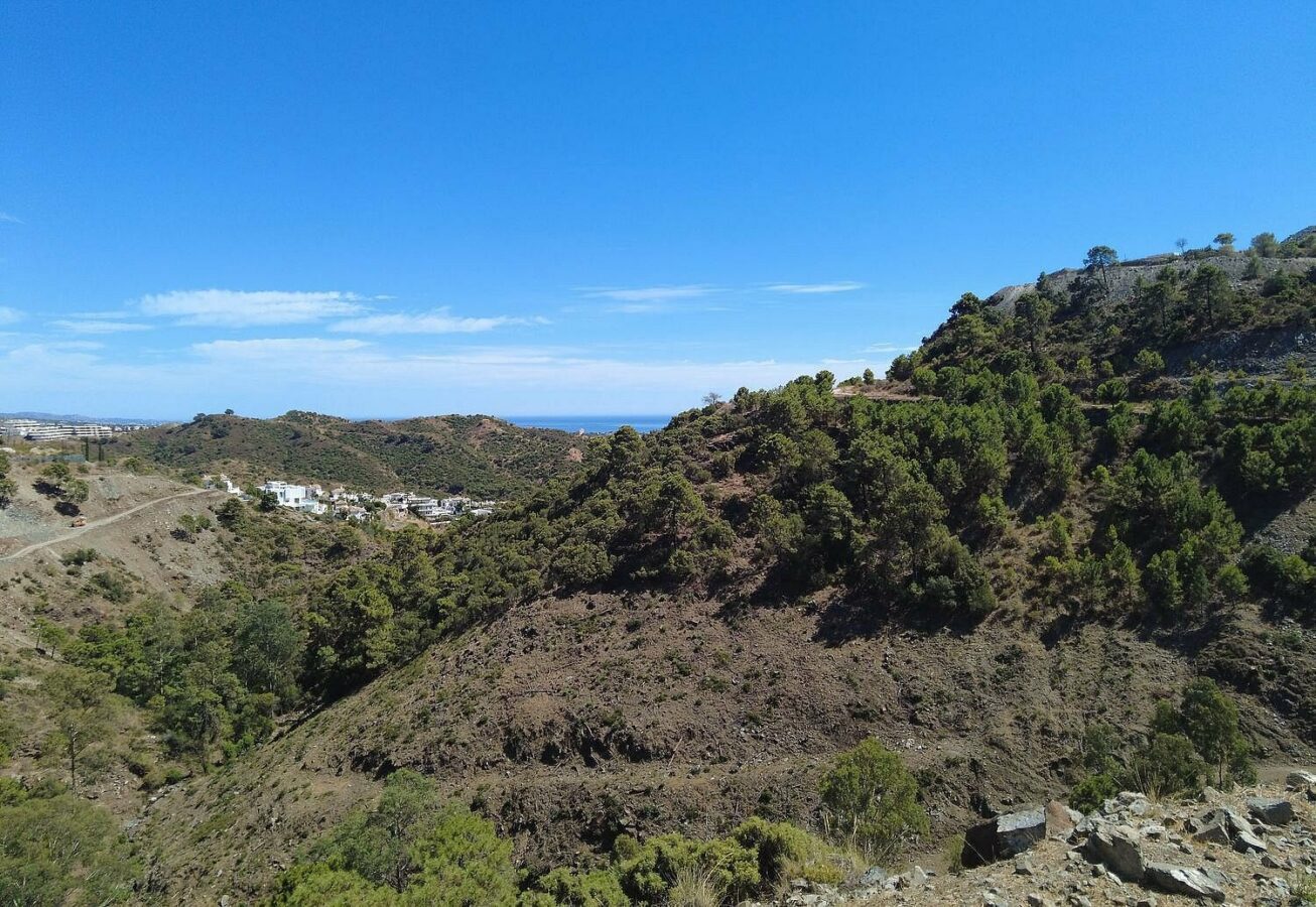 FOR SALE 🏡 Sea-View Building Plot with Licence and Approved Villa Project – El Madroñal, Benahavís 🇪🇸