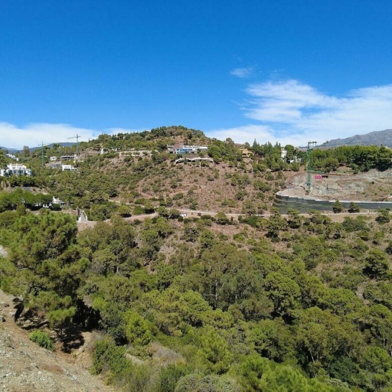FOR SALE 🏡 Sea-View Building Plot with Licence and Approved Villa Project – El Madroñal, Benahavís 🇪🇸