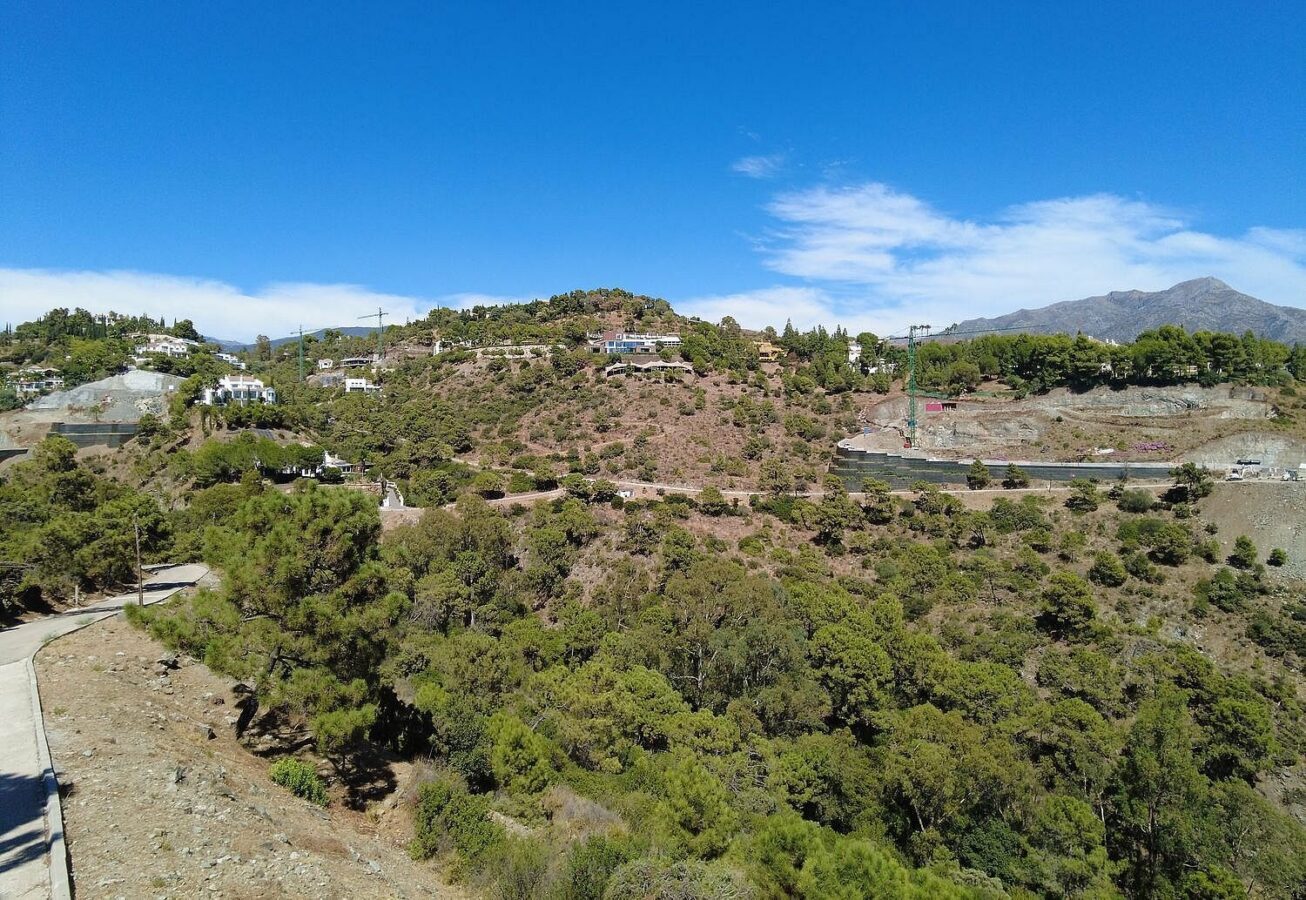 FOR SALE 🏡 Sea-View Building Plot with Licence and Approved Villa Project – El Madroñal, Benahavís 🇪🇸