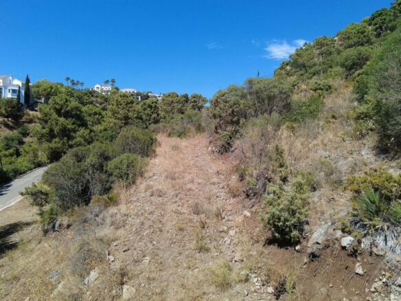 FOR SALE 🏡 Sea-View Building Plot with Licence and Approved Villa Project – El Madroñal, Benahavís 🇪🇸