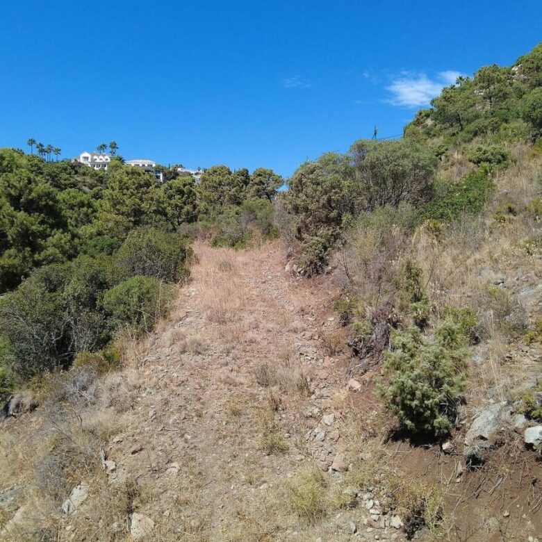FOR SALE 🏡 Sea-View Building Plot with Licence and Approved Villa Project – El Madroñal, Benahavís 🇪🇸