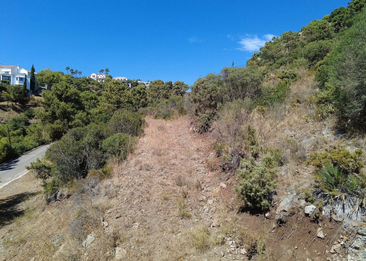 FOR SALE 🏡 Sea-View Building Plot with Licence and Approved Villa Project – El Madroñal, Benahavís 🇪🇸