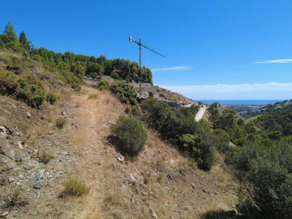 FOR SALE 🏡 Sea-View Building Plot with Licence and Approved Villa Project – El Madroñal, Benahavís 🇪🇸