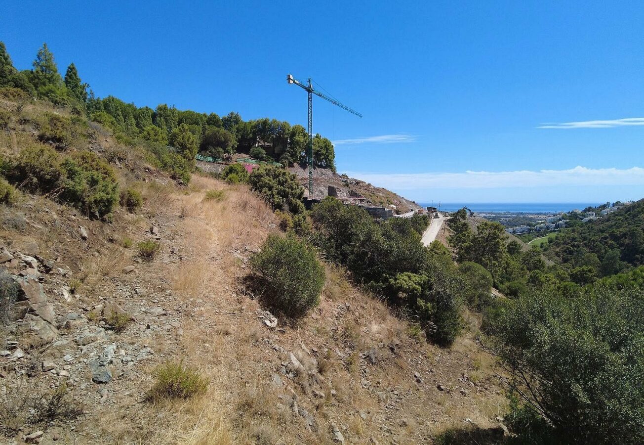 FOR SALE 🏡 Sea-View Building Plot with Licence and Approved Villa Project – El Madroñal, Benahavís 🇪🇸