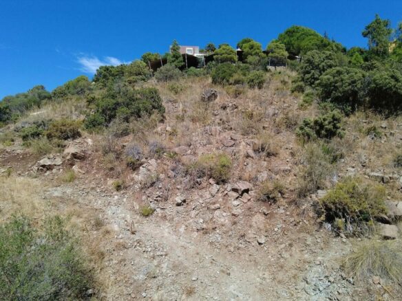 FOR SALE 🏡 Sea-View Building Plot with Licence and Approved Villa Project – El Madroñal, Benahavís 🇪🇸