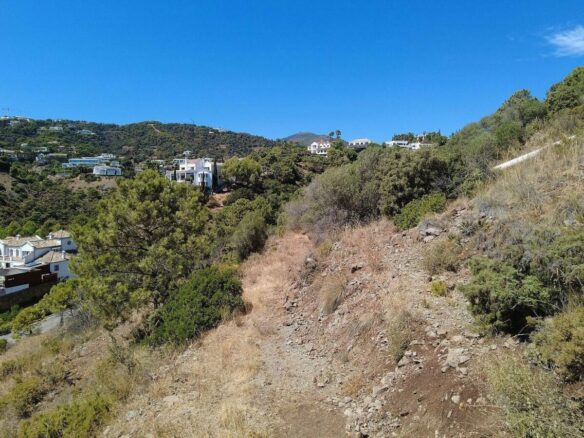 FOR SALE 🏡 Sea-View Building Plot with Licence and Approved Villa Project – El Madroñal, Benahavís 🇪🇸