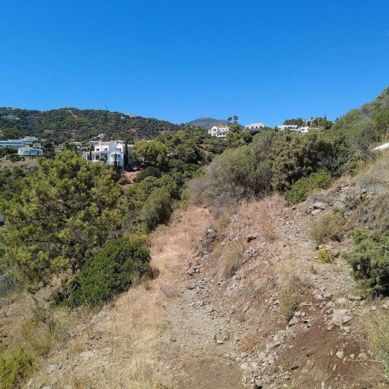 FOR SALE 🏡 Sea-View Building Plot with Licence and Approved Villa Project – El Madroñal, Benahavís 🇪🇸