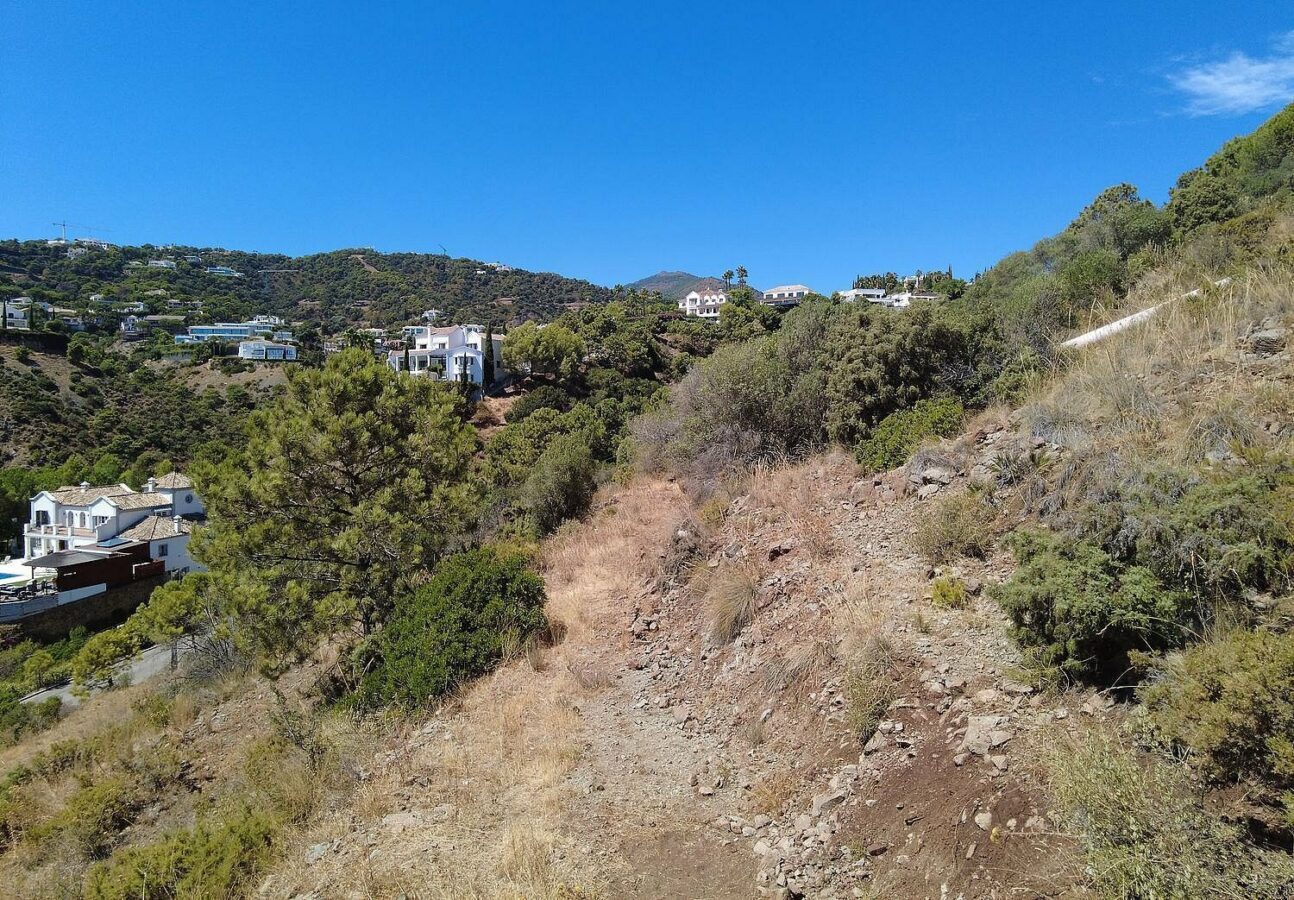 FOR SALE 🏡 Sea-View Building Plot with Licence and Approved Villa Project – El Madroñal, Benahavís 🇪🇸