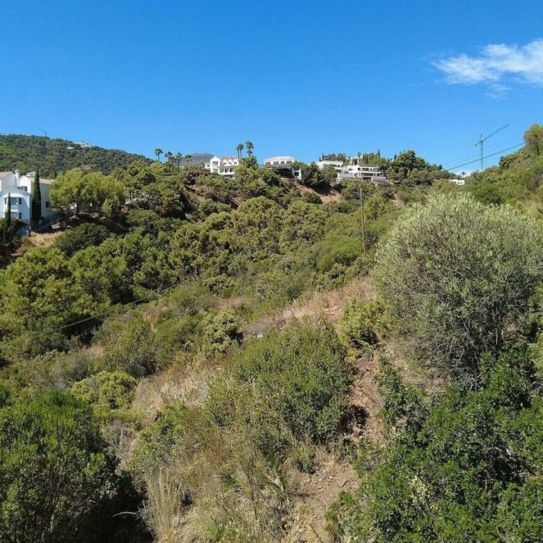 FOR SALE 🏡 Sea-View Building Plot with Licence and Approved Villa Project – El Madroñal, Benahavís 🇪🇸