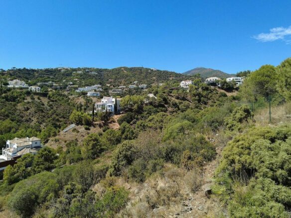 FOR SALE 🏡 Sea-View Building Plot with Licence and Approved Villa Project – El Madroñal, Benahavís 🇪🇸